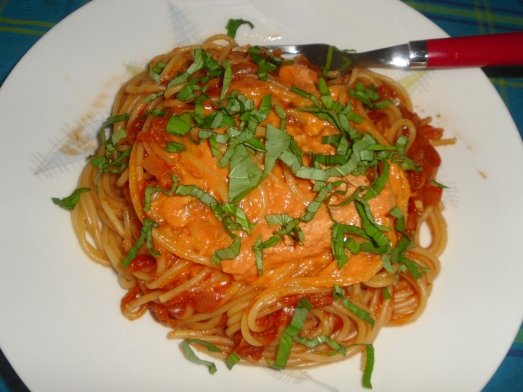 Pasta mit Tomatensoße, geschmolzener Chili-Parmesahne und Basilikum