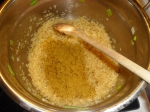 Reis kurz in Butter anschwitzen und mit Currypulver würzen