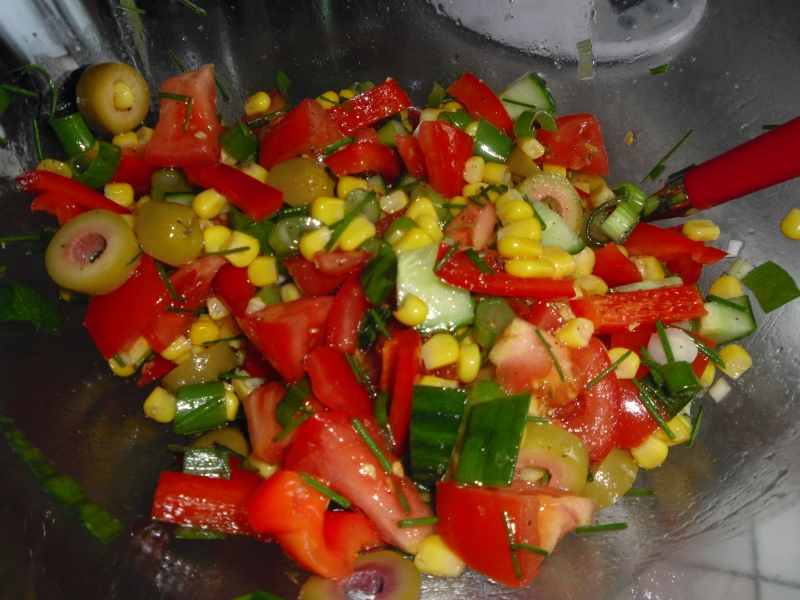 Tomaten, Paprika, Gurke, Mais, Frühlingszwiebeln, Oliven mit Schnittlauch-Marinade