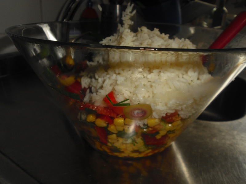Gekochter Reis auf mariniertem Gemüse