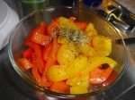 Geröstete, gehäutete Paprika mit Thymian, Salz, Pfeffer und Olivenöl marinieren