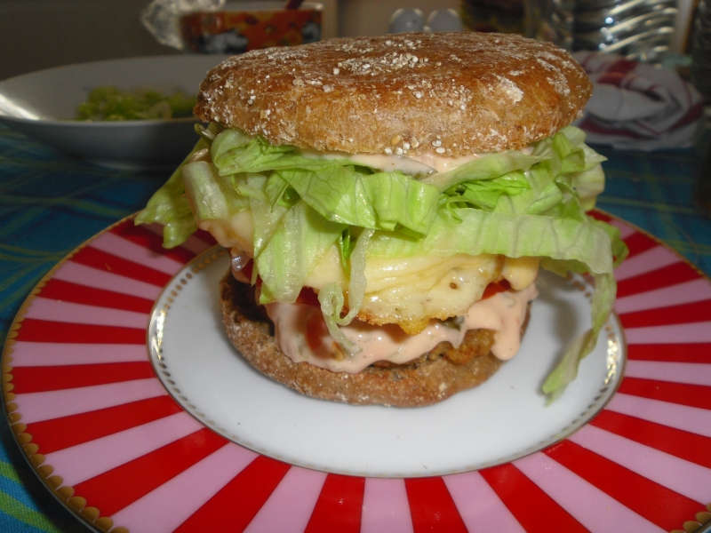 Dekadent: Vegetarischer Burger deluxe (zwei Bratlinge in einem Burger verbaut)